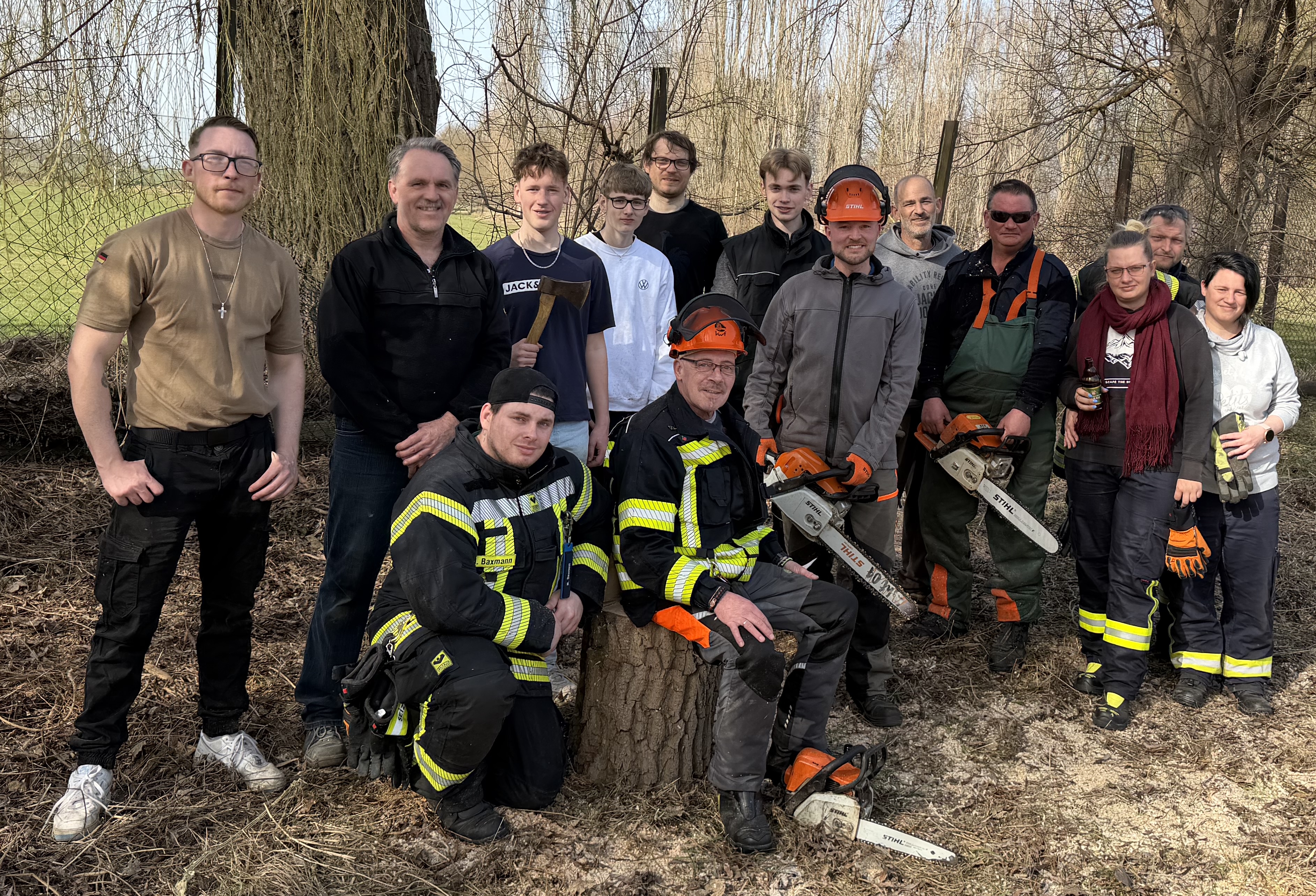 Säger und Helfer nach der Arbeit.